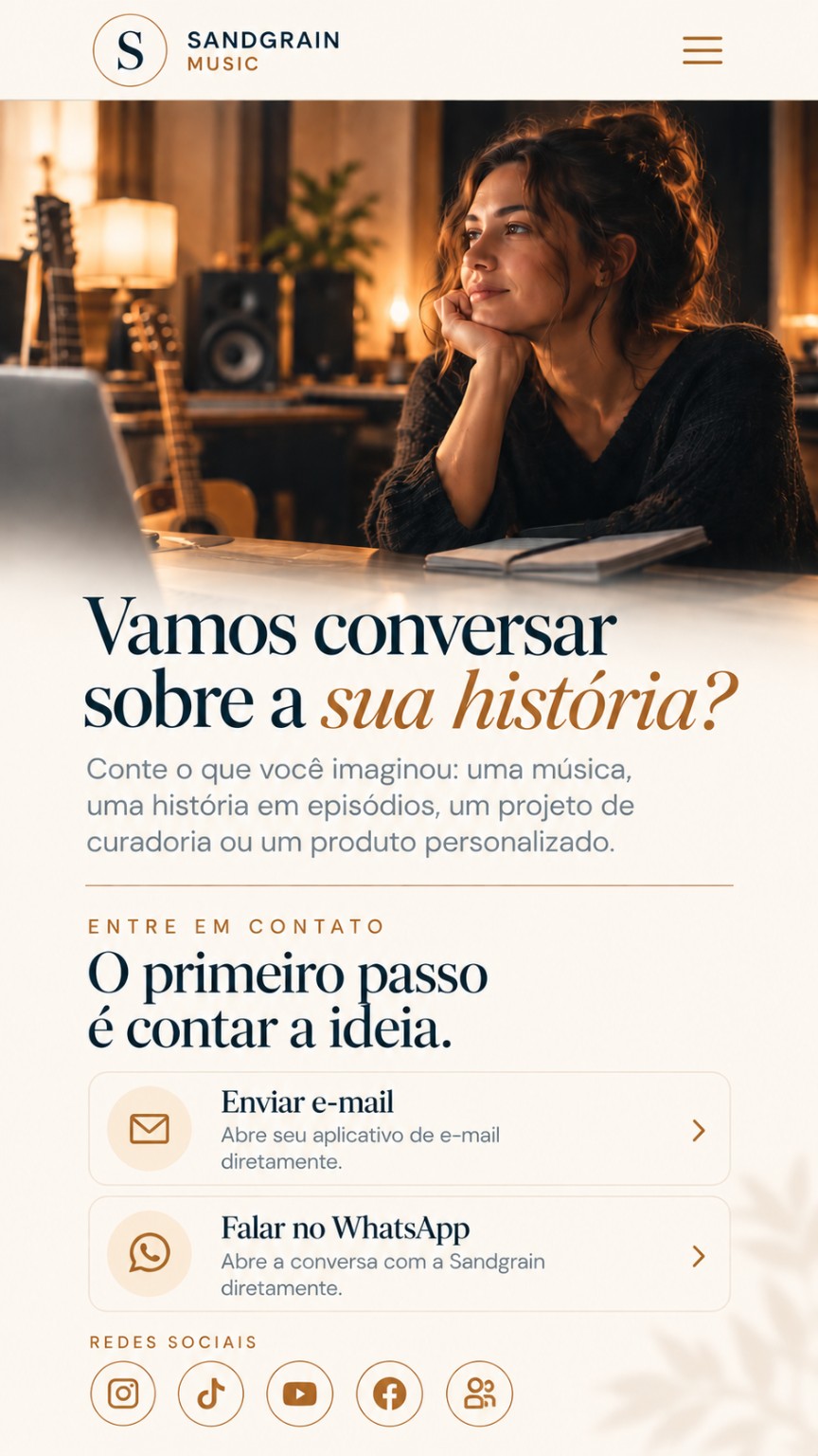 Mulher em um estúdio musical, diante de um computador e um caderno
